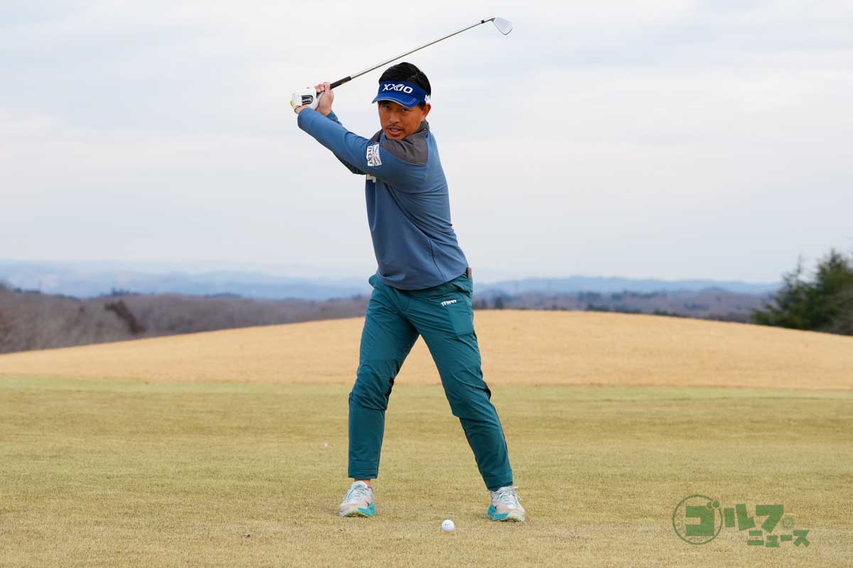 バックスイングでは右足に、ダウンスイング以降は左足に体重を移動するフットワークを身につけることがダウンブローへの近道　写真:鈴木祥