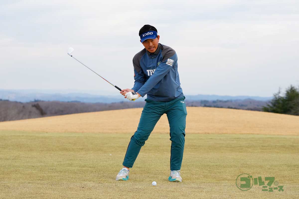 バックスイングでは右足に、ダウンスイング以降は左足に体重を移動するフットワークを身につけることがダウンブローへの近道　写真:鈴木祥