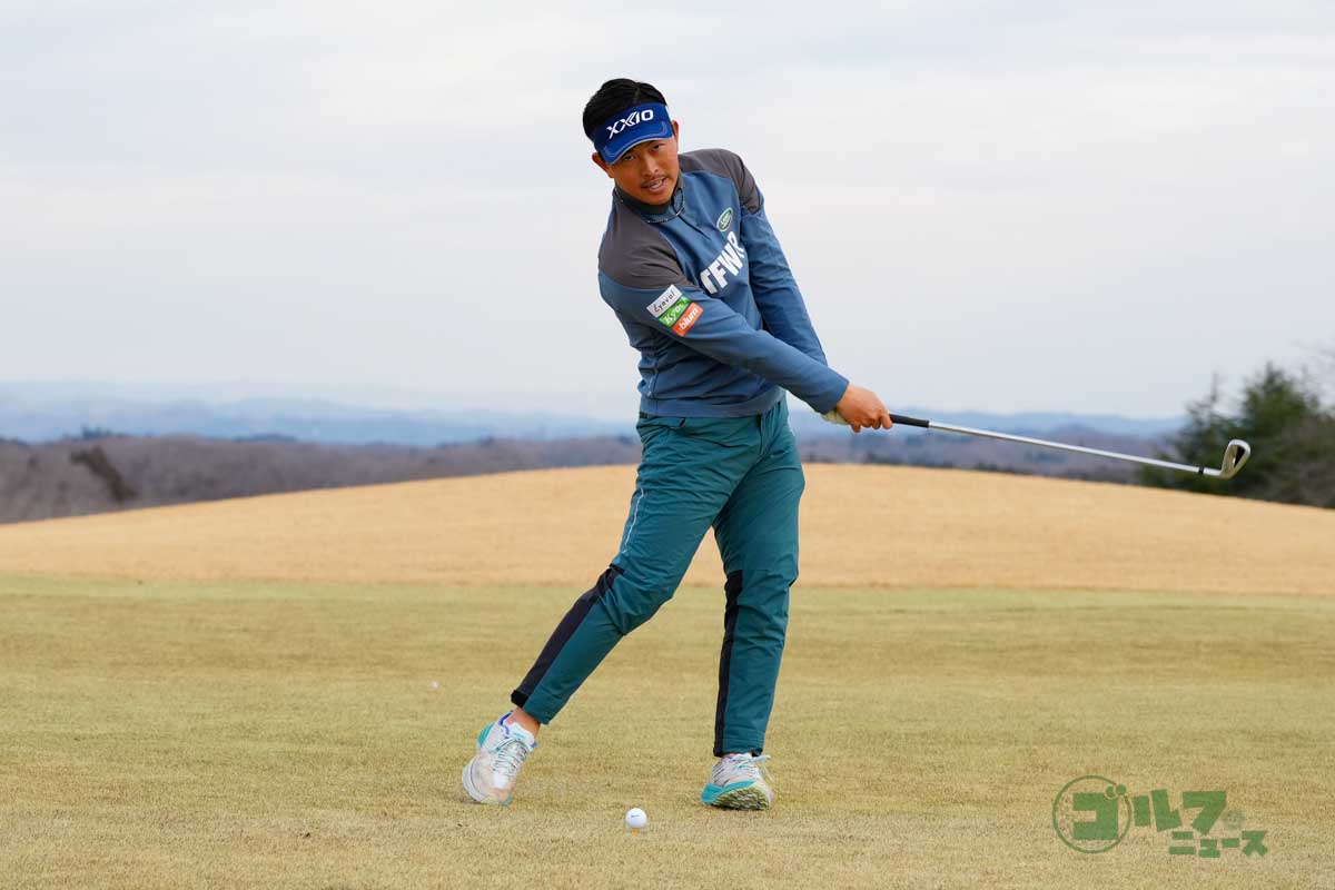 バックスイングでは右足に、ダウンスイング以降は左足に体重を移動するフットワークを身につけることがダウンブローへの近道　写真:鈴木祥