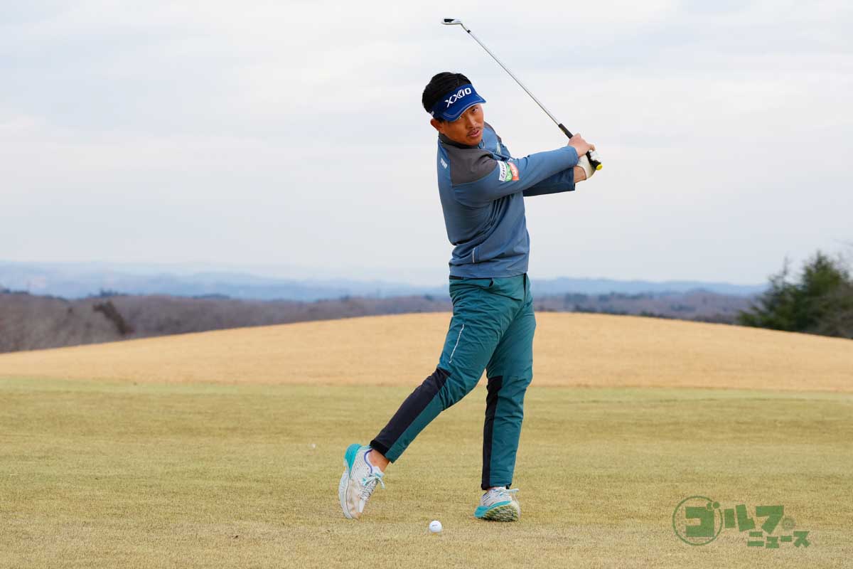 バックスイングでは右足に、ダウンスイング以降は左足に体重を移動するフットワークを身につけることがダウンブローへの近道　写真:鈴木祥