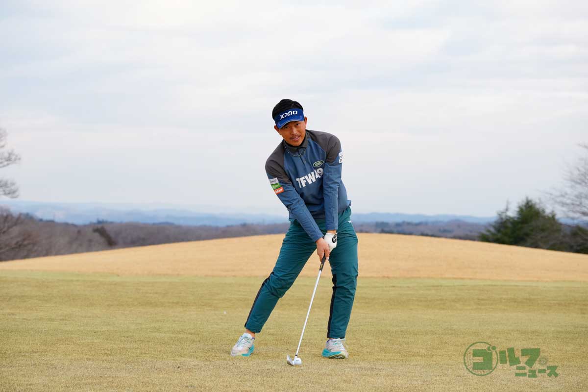 体重を左足に乗せながら、クラブヘッドを下ろしてくる感覚が大切