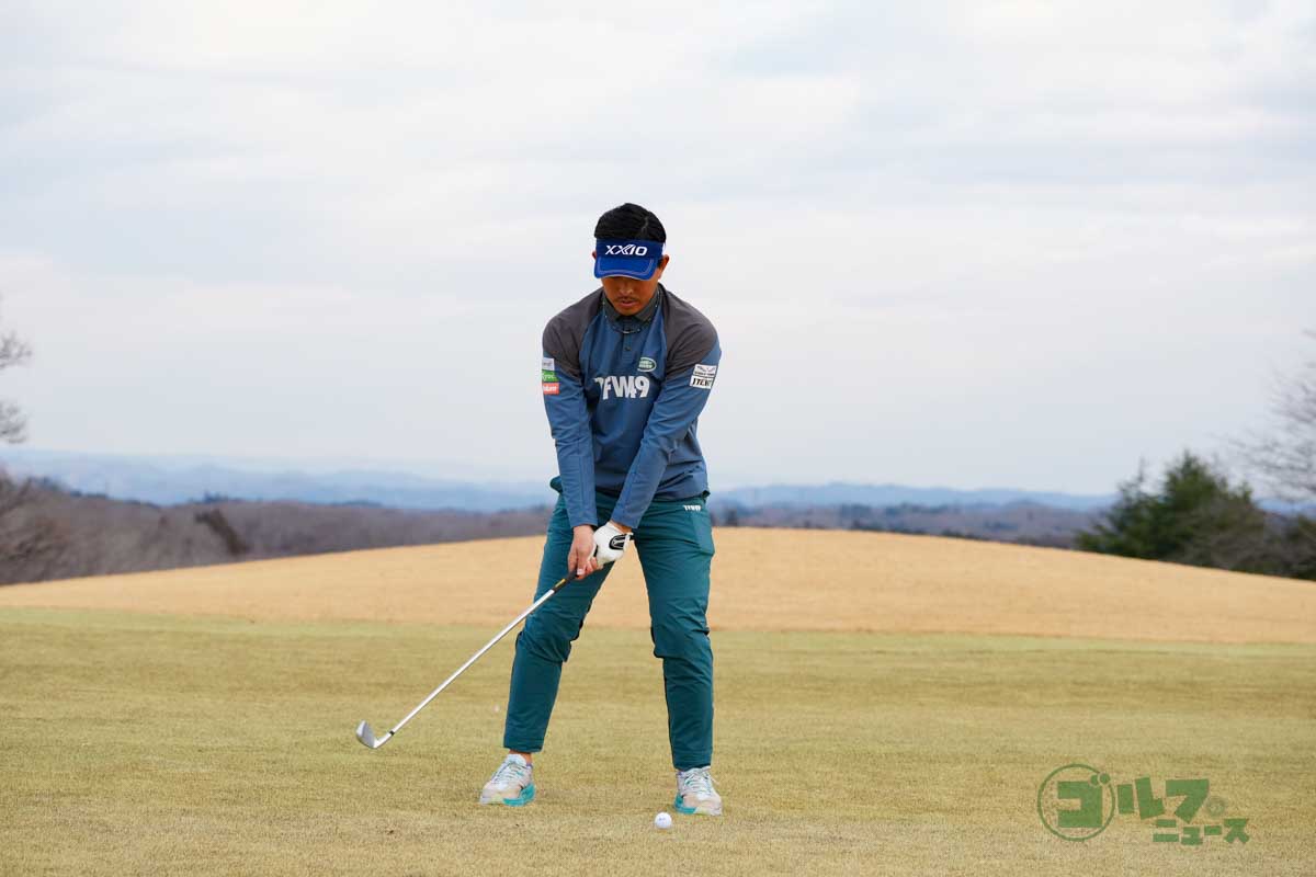 テークバックと同時に右足を右に移動する　写真:鈴木祥