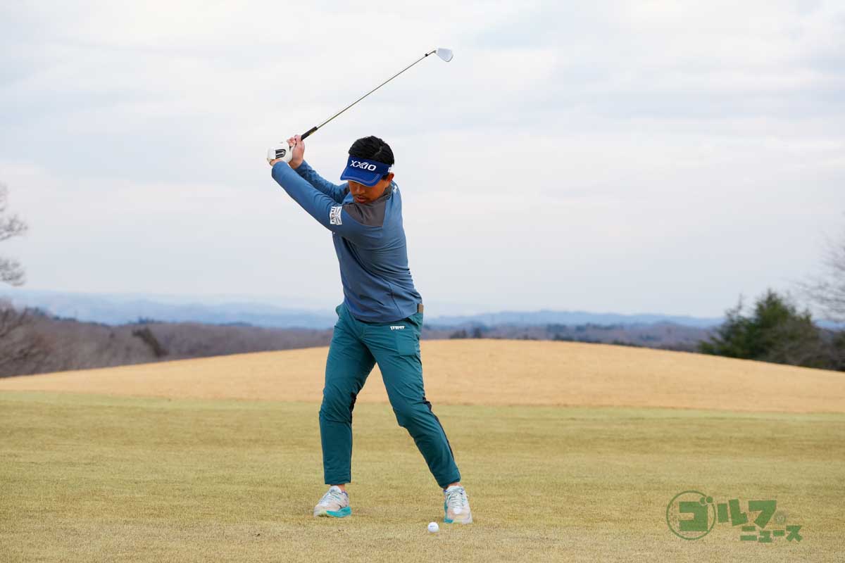 そのままバックスイングを行う　写真:鈴木祥