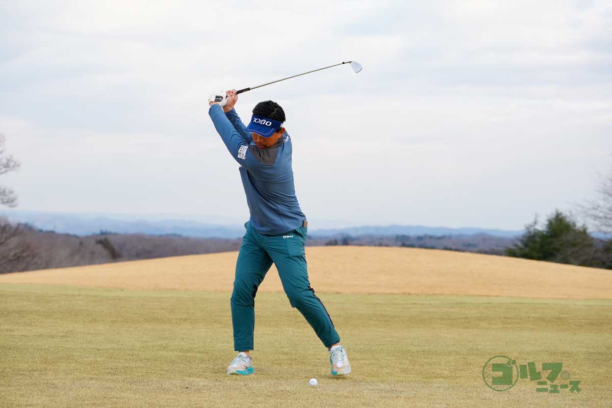 トップまでクラブを上げると同時ぐらいに左足を左に移動し始める　写真:鈴木祥