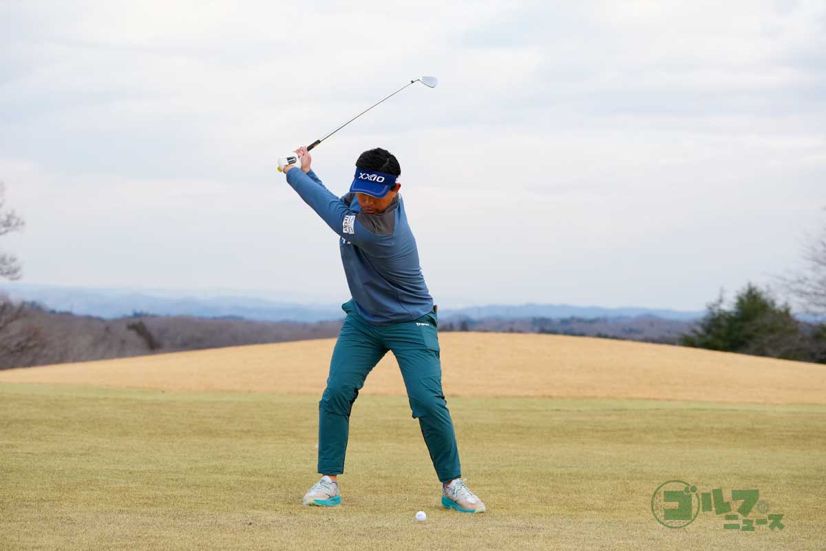 左足を着地させると同時に、ダウンスイングを開始　写真:鈴木祥