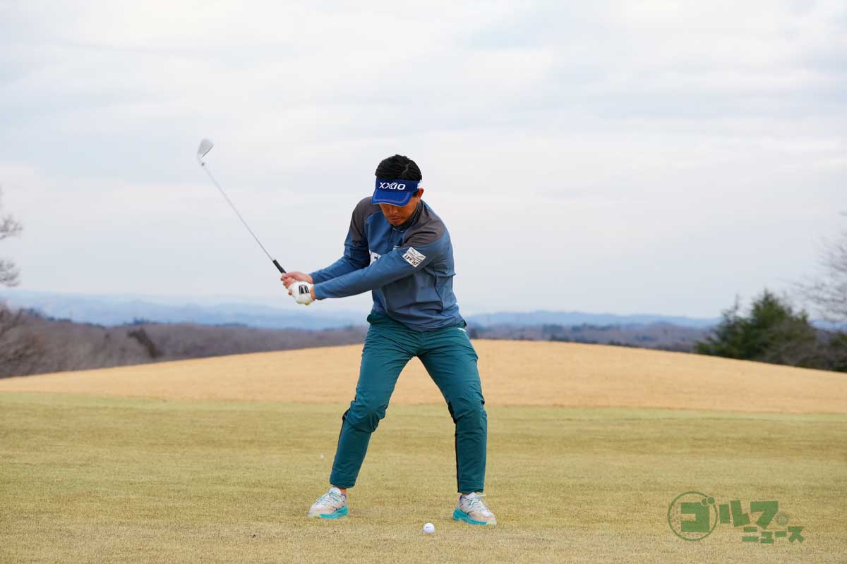 左足を着地させると同時に、ダウンスイングを開始　写真:鈴木祥