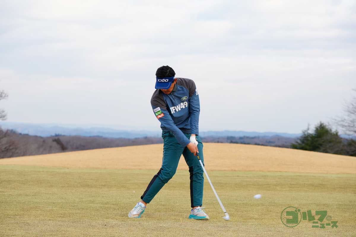 そのままインパクトを迎えたら、一気にフィニッシュまで振り抜く　写真:鈴木祥