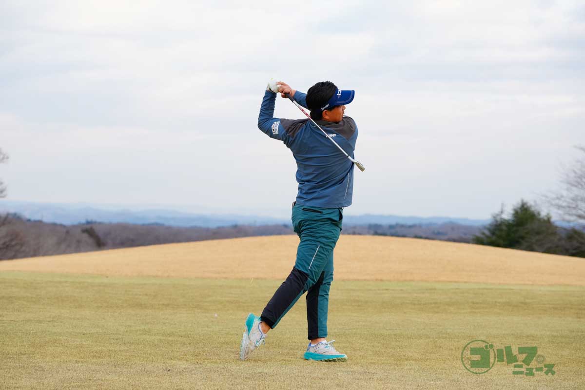 そのままインパクトを迎えたら、一気にフィニッシュまで振り抜く　写真:鈴木祥