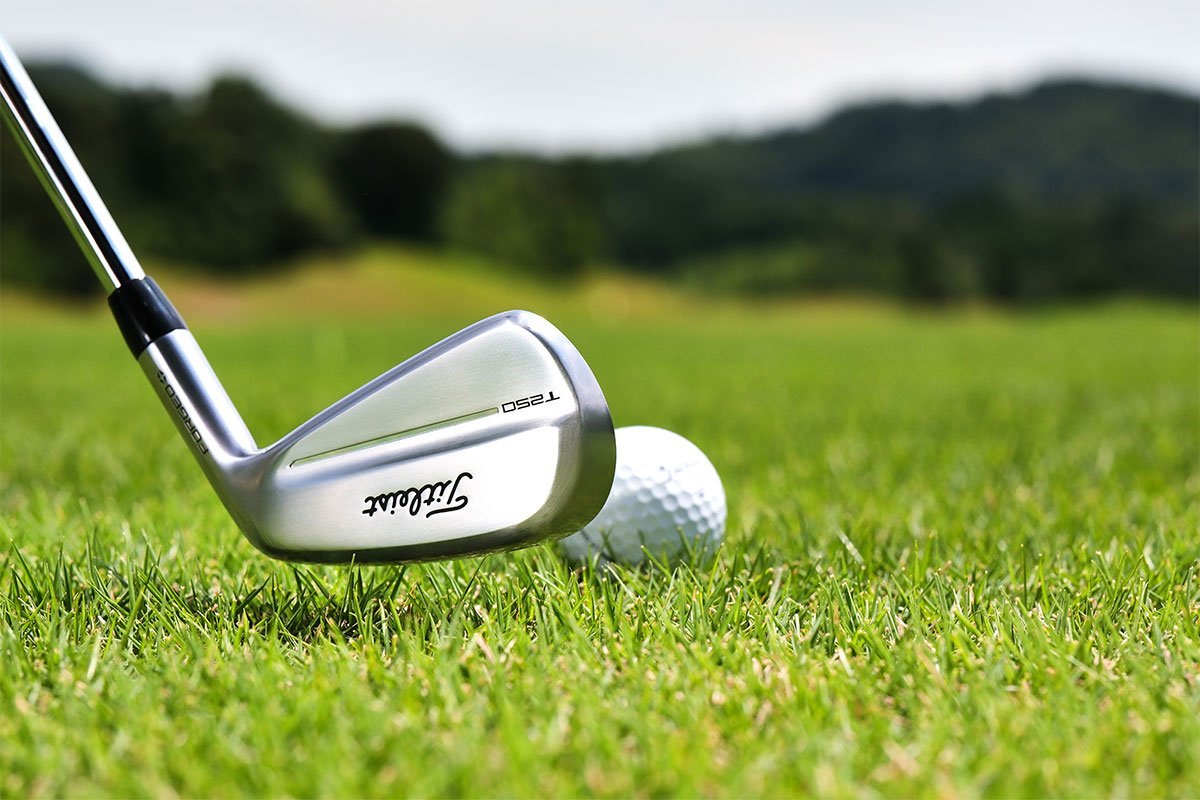 タイトリストがオープンさせた「タイトリスト フィッティングセンター」（千葉県／ザ・カントリークラブ・ジャパン総合練習場内）では、屋内打席から350ヤード超の屋外フィールドへ向けてショット。プロV1・プロV1xで正確なデータ計測ができるだけでなく、最後には天然芝打席からソールの抜けや飛び姿までを確認することが可能[写真：田辺直喜]