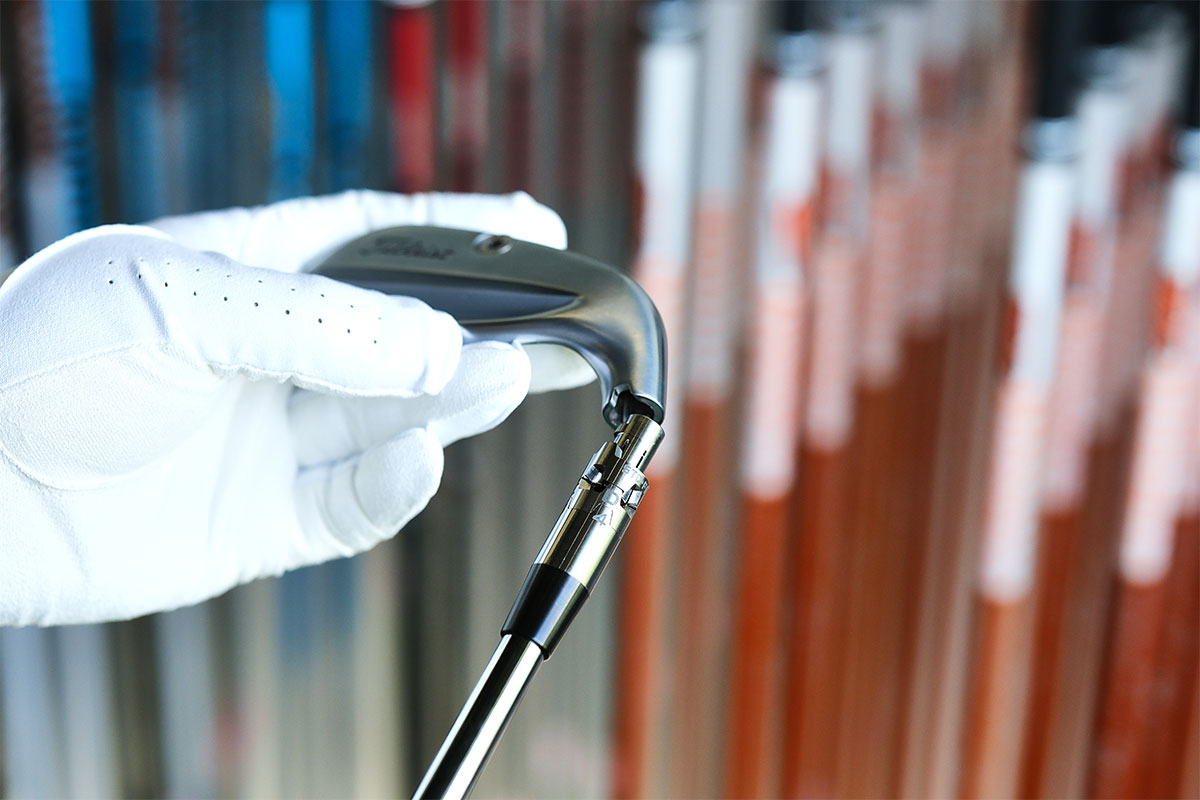 「Tシリーズ」のフィッティングクラブではライ角・ロフト角を独立調整できる「SUREFIT HOSEL」を採用[写真：田辺直喜]