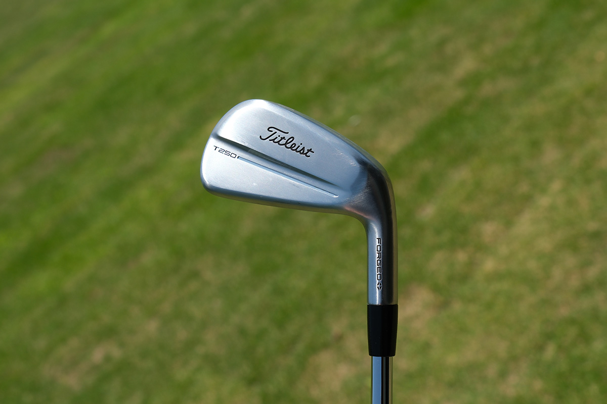 NEW Tシリーズ「T250」アイアン。シャープで美しいフォルムと精密な弾道パフォーマンスの融合がまさに次世代を感じさせる。ロフト角（7番）：27度[写真：田辺直喜]