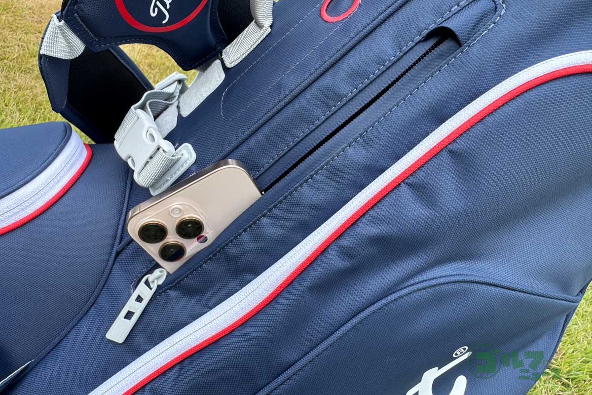 止水ファスナーのついたスマホを入れられるポケット