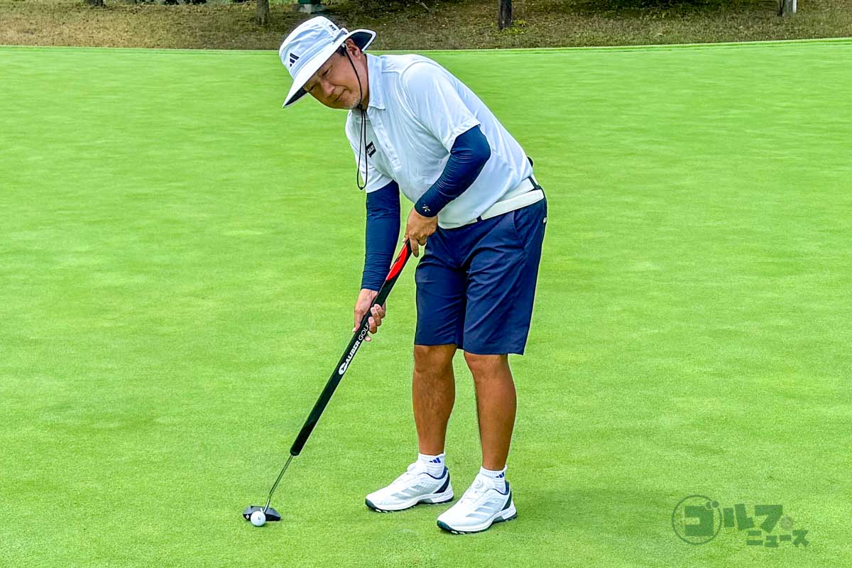 ホッケー選手のように両手を離したスプリットハンドで握るのが「キャリバーホッケーグリップ」のオススメの使い方