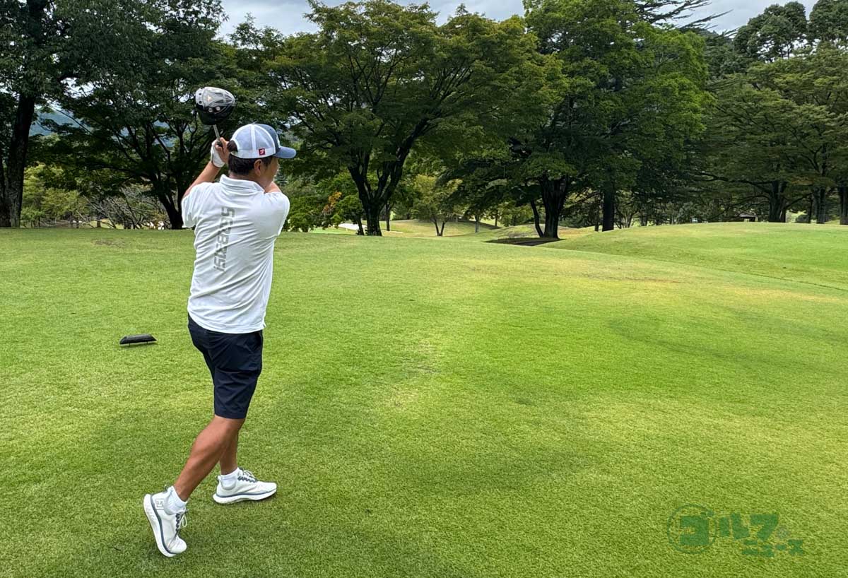 ドライバーショットでは少し硬さも感じるが、飛距離性能は他社ツアーボールと遜色はない