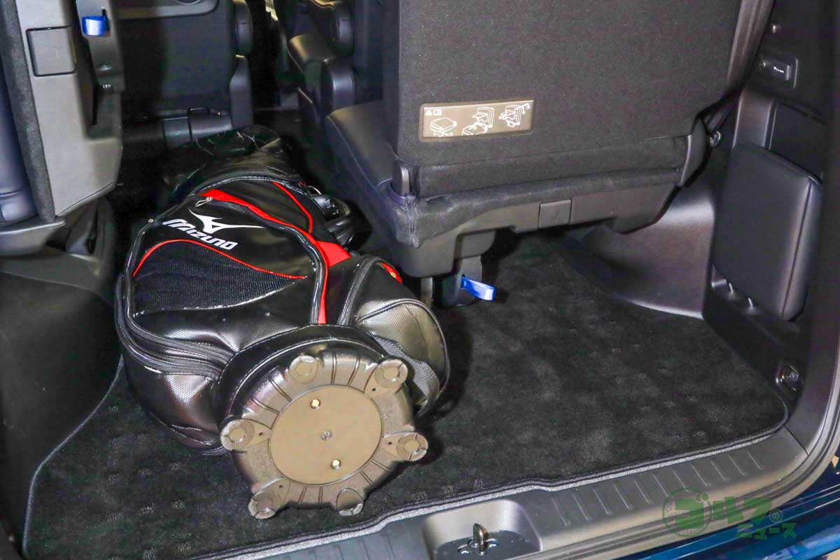 シートアレンジ次第では、こんな感じでキャディーバッグを積むことも可能