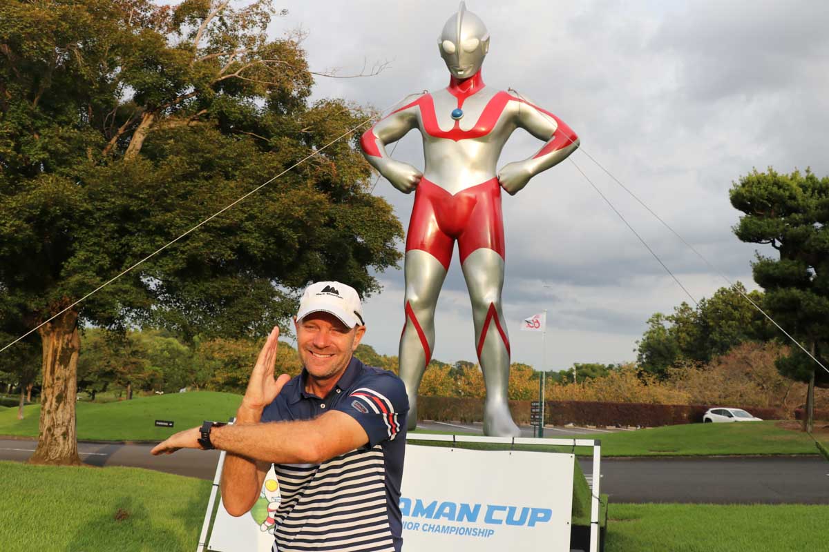 優勝したイエーツもウルトラマンの前でスペシウム光線のポーズ 写真:清流舎