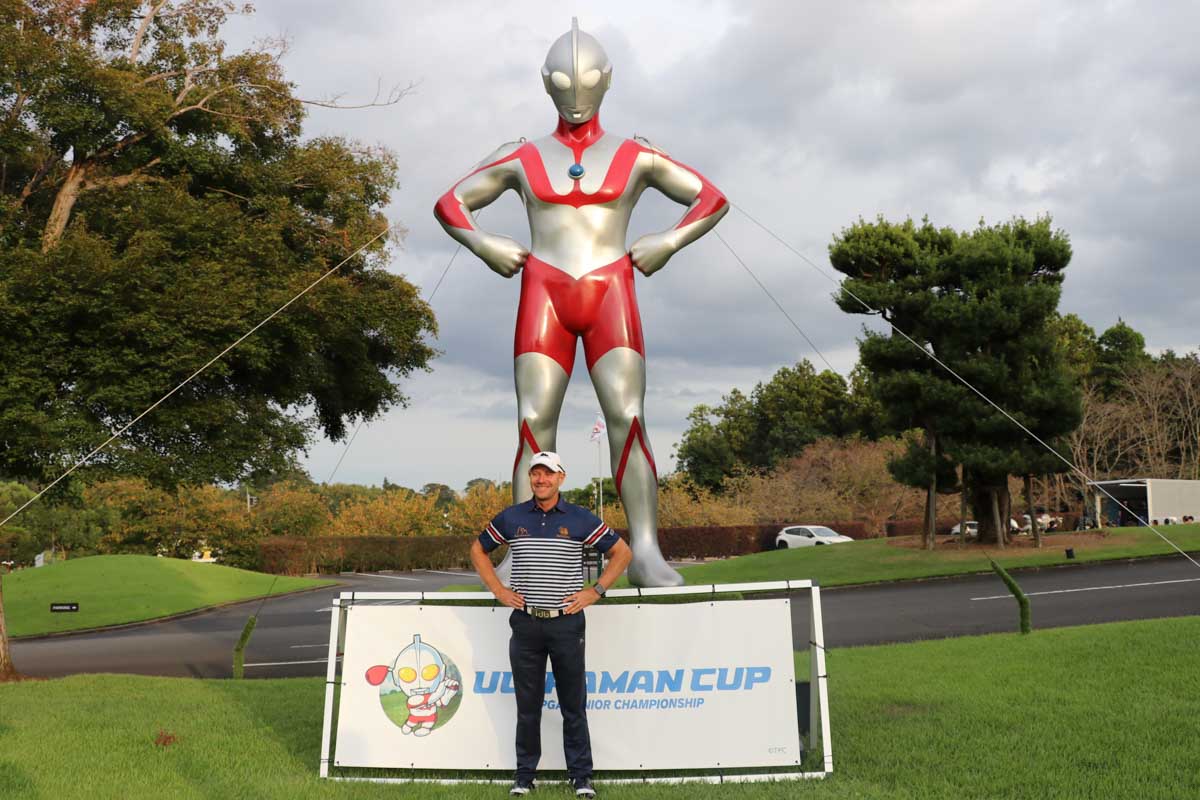 ウルトラマンポーズをとる優勝者イエーツ　写真：清流舎