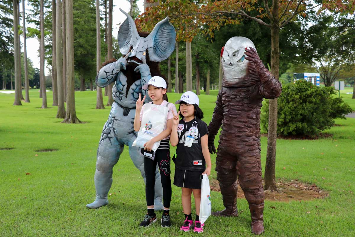 コース内でもウルトラ怪獣たちとパチリ　写真：清流舎