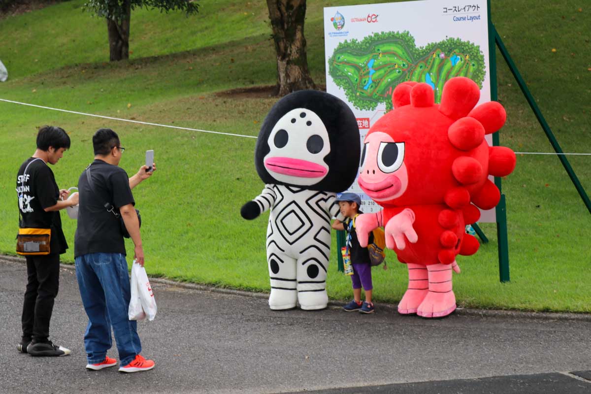 ダダちゃん（左）、ピグちゃんと写真に収まる我が子に親たちもデレデレ　写真：清流舎