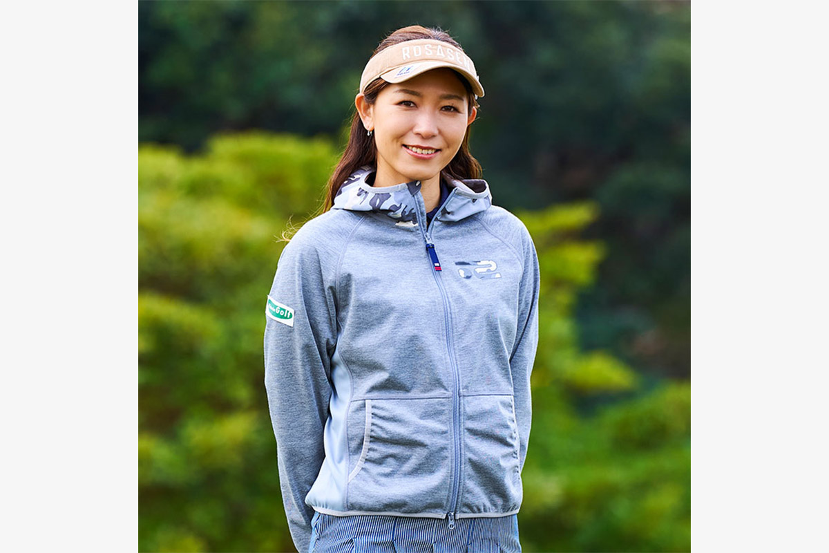 植田希実子プロ「すごく動きやすいです！薄いのでセーターの上からでも着やすいです」　写真：株式会社グリップインターナショナル