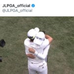 女子ゴルフ試合後に見られた“涙腺崩壊”の光景… グリーン横で交わされた“2人だけの時間”「胸熱」「もらい泣き」