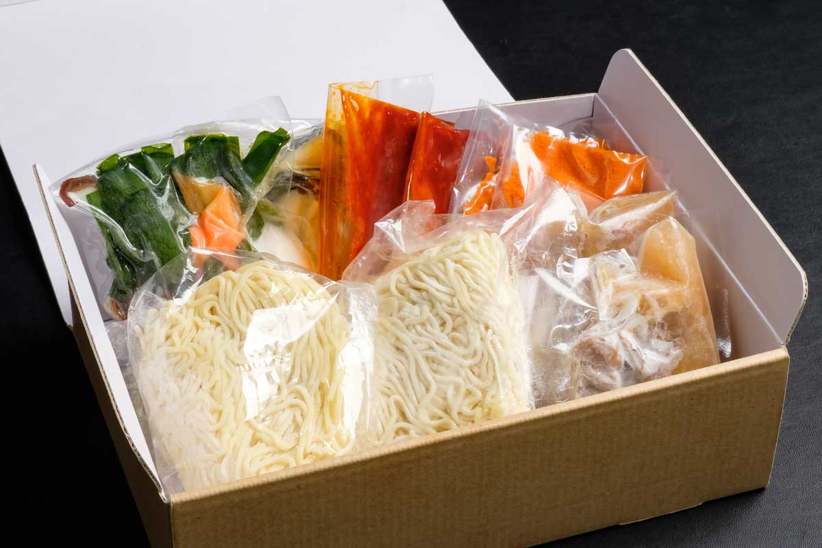 「牛魂一擲」（1箱2人前2500円　※冷蔵品）。麺、野菜具材、顆粒スープ、辛味噌、牛カルビ付き　写真提供:鹿沼グループ