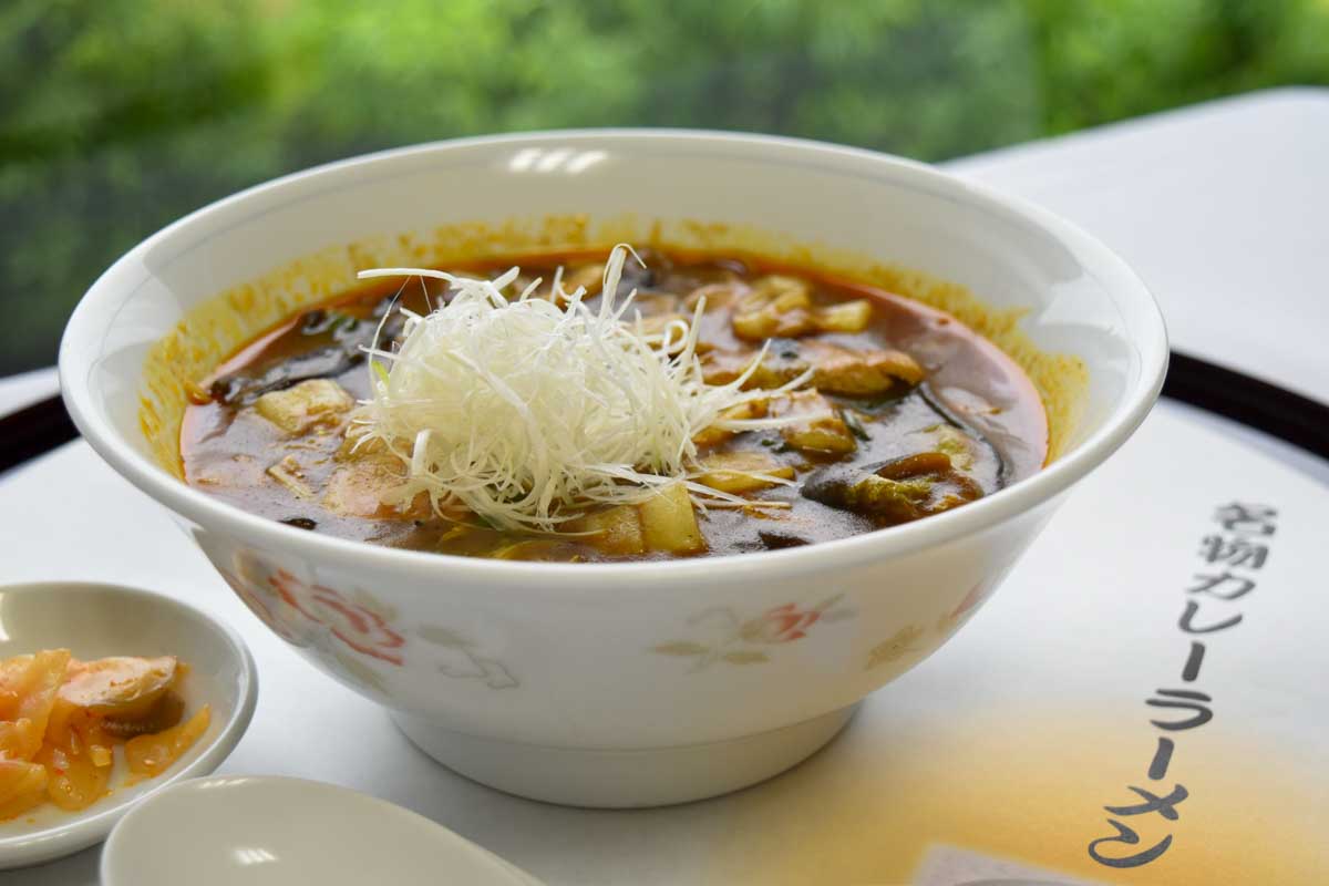 レストランでの「カレーラーメン」調理例。白菜や豚肉、海老、以下、ふくろ茸、キクラゲなど具材がたっぷりでボリューム満点　写真提供:ABCゴルフ倶楽部