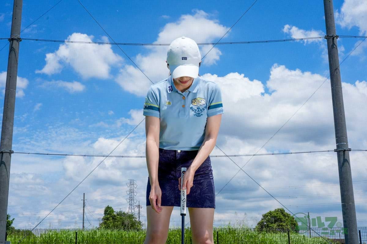 左腕の向きをなるべく変えずに左内モモの前で左手を握る 写真:相田克己