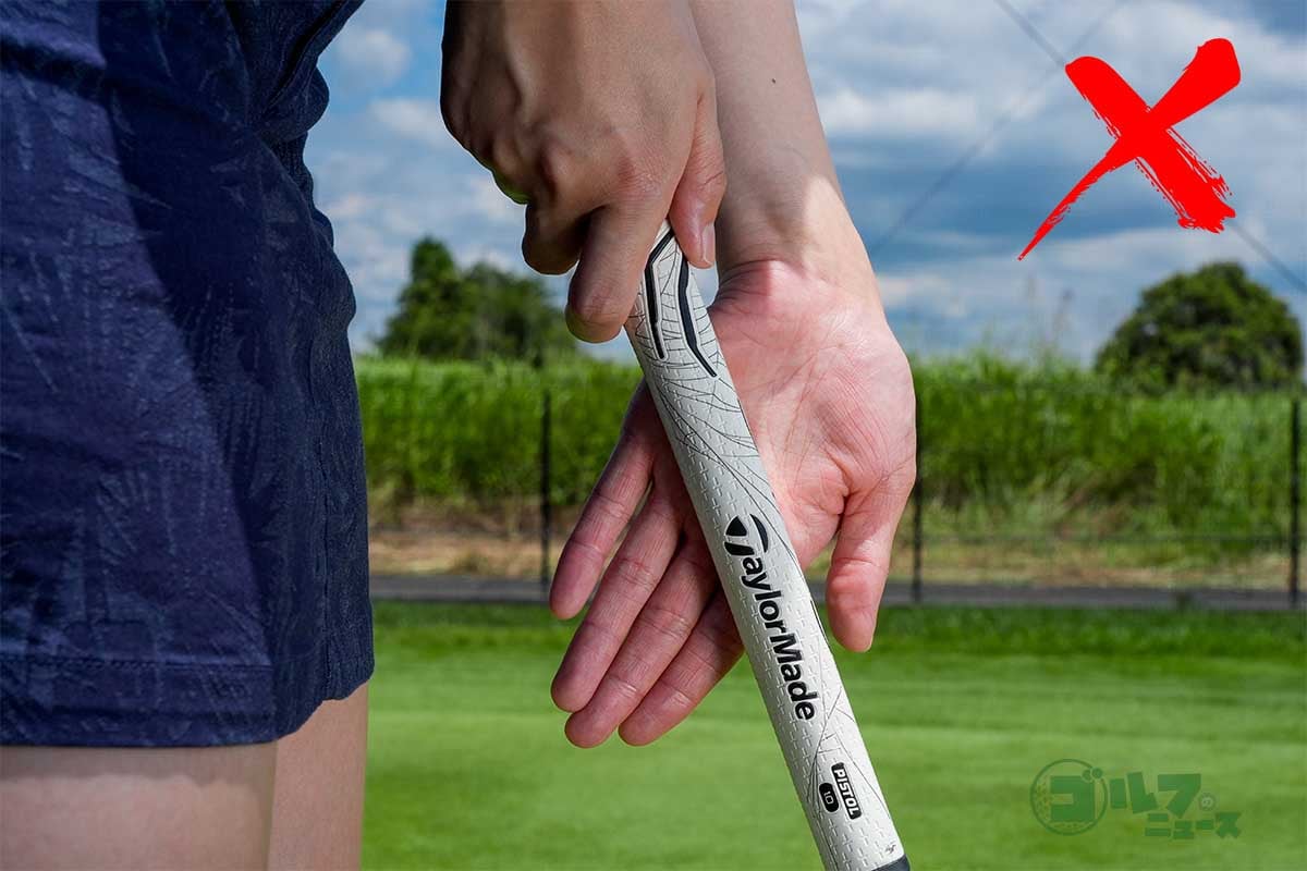 手のひらをグリップが直角に横切るような握りはNG 写真:相田克己