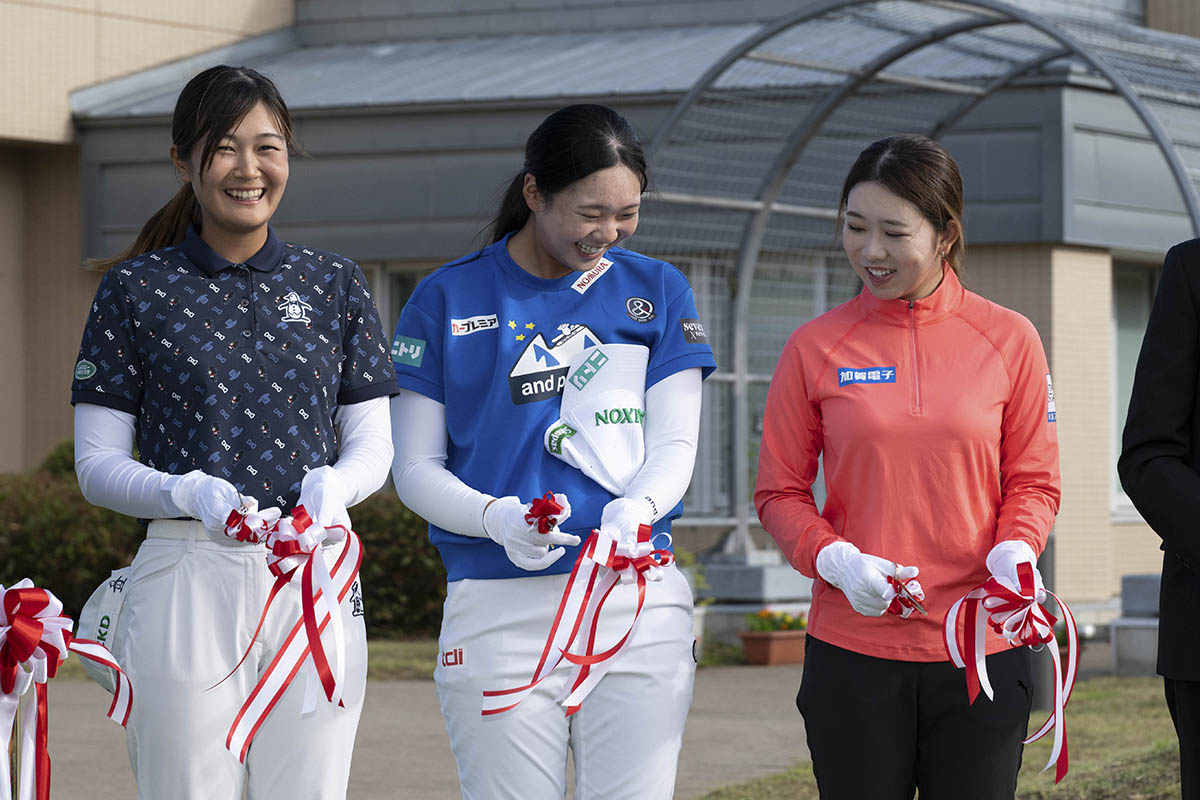 本戦開幕を前に女子プロたちが宮城県立こども病院を慰問した　写真：大会提供