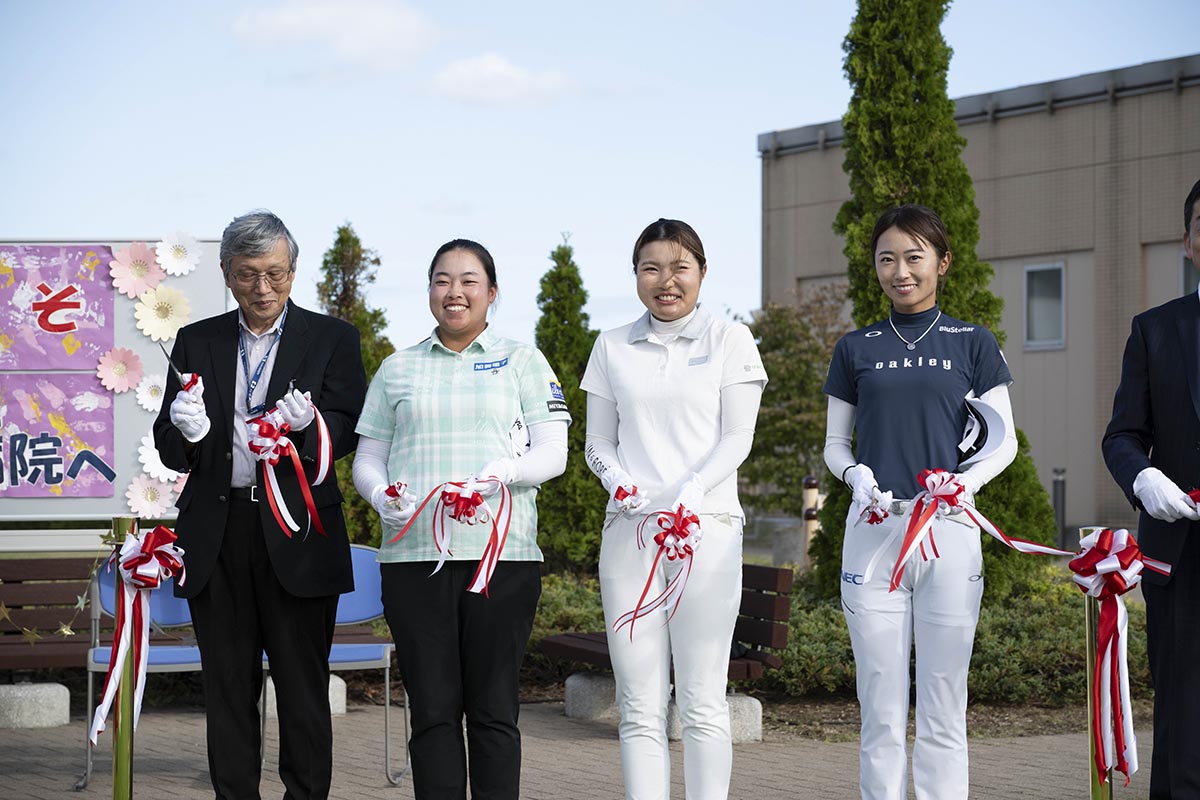 本戦開幕を前に女子プロたちが宮城県立こども病院を慰問した　写真：大会提供