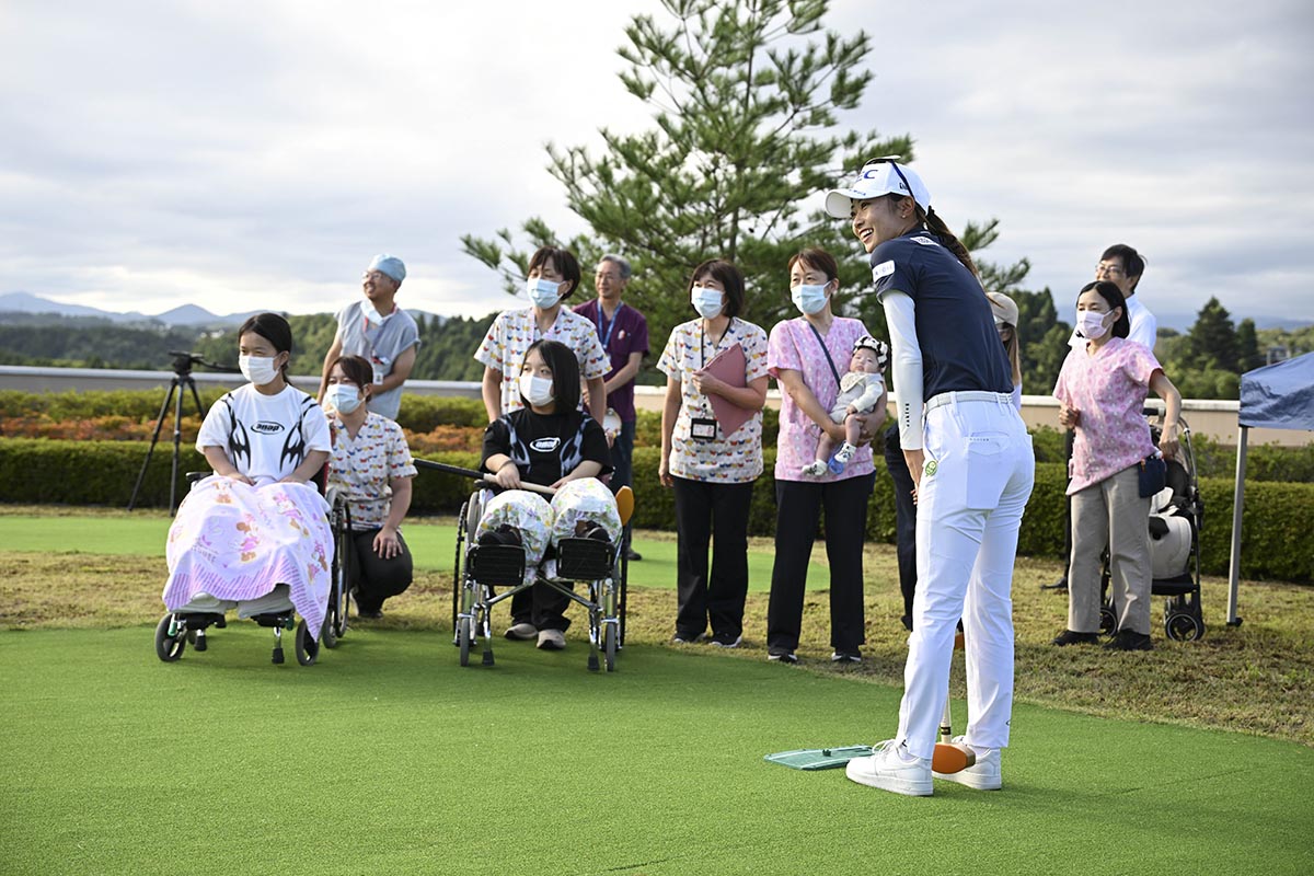 本戦開幕を前に女子プロたちが宮城県立こども病院を慰問した　写真：大会提供
