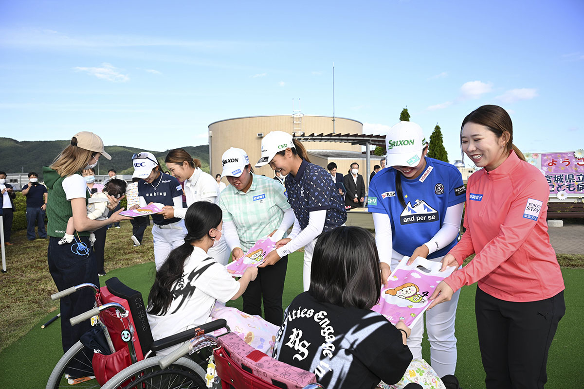 本戦開幕を前に女子プロたちが宮城県立こども病院を慰問した　写真：大会提供