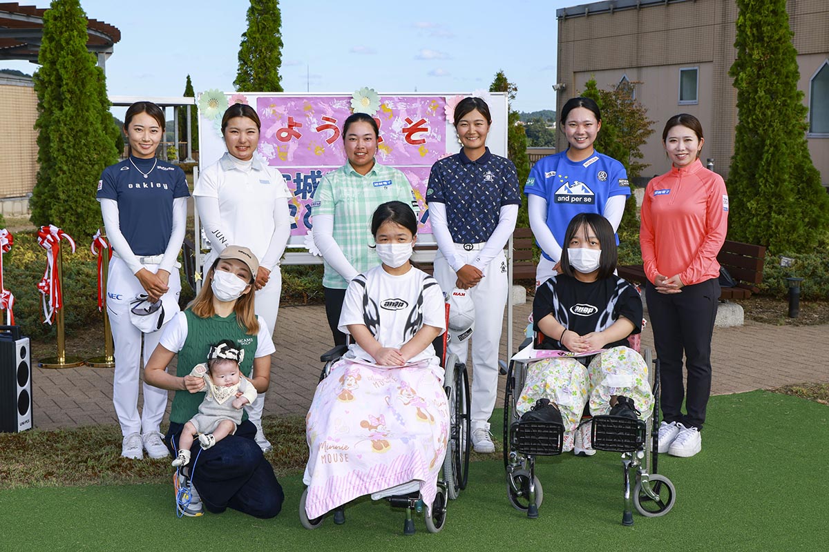 本戦開幕を前に女子プロたちが宮城県立こども病院を慰問した　写真：大会提供