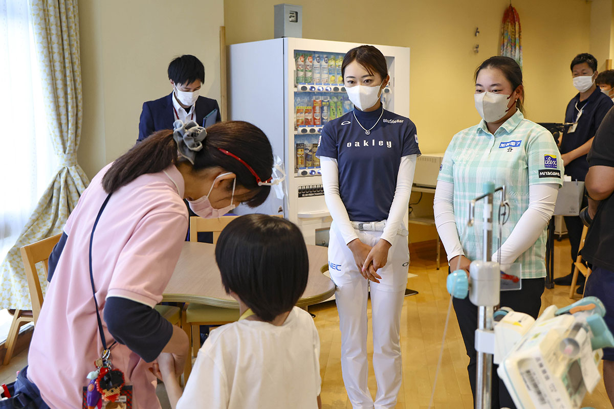 本戦開幕を前に女子プロたちが宮城県立こども病院を慰問した　写真：大会提供