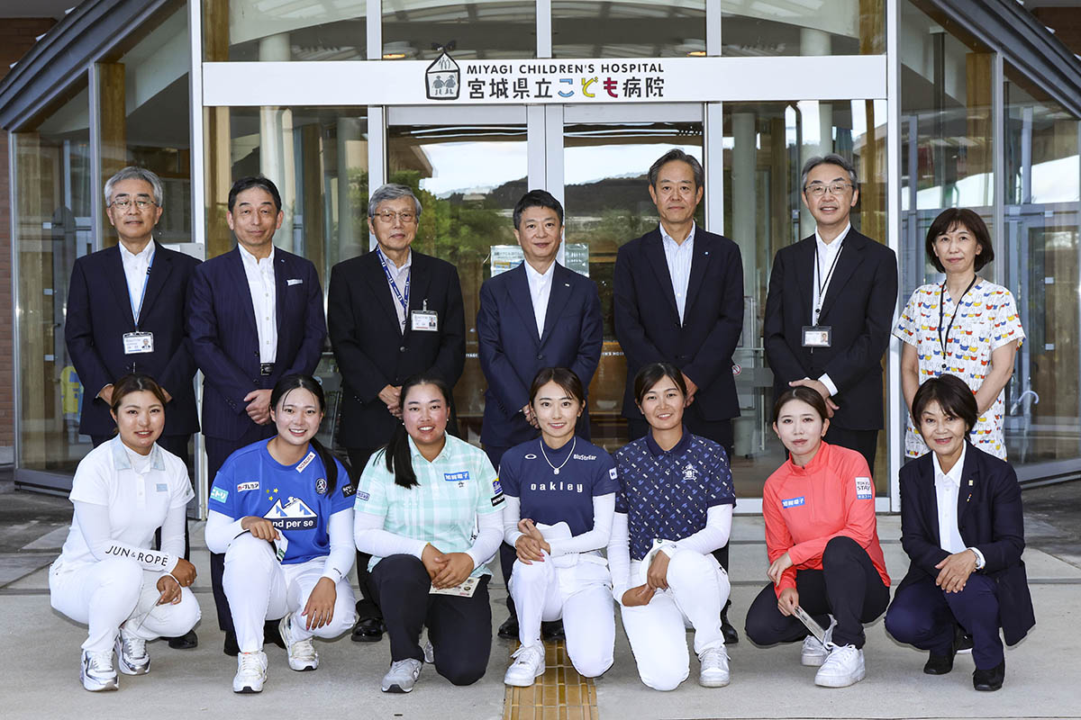 本戦開幕を前に女子プロたちが宮城県立こども病院を慰問した　写真：大会提供