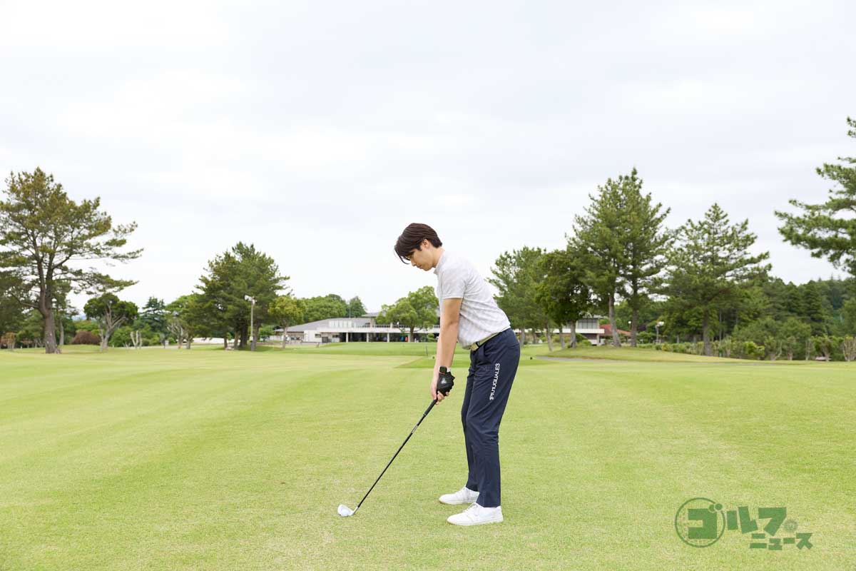 シャンクを止めるには“空振り素振り”も効果的。いつも通りにアドレスして素振りをスタート。ボールを打たずに、ボールの手前を空振りしよう。手元が前に出ず、インサイドからクラブが下りてくるためシャンクしなくなる　写真:西村恵