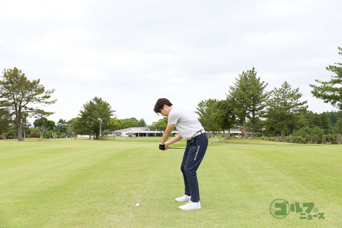 シャンクを止めるには“空振り素振り”も効果的。いつも通りにアドレスして素振りをスタート。ボールを打たずに、ボールの手前を空振りしよう。手元が前に出ず、インサイドからクラブが下りてくるためシャンクしなくなる　写真:西村恵