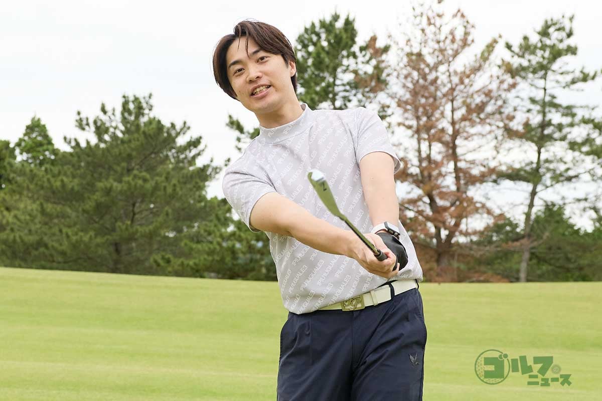“ゆっくり素振り”で手首を使っているかチェック。フォローで腰の高さにヘッドが上がった時、フェースの向きと体の傾きが平行ならＯＫ。トゥが上を向いていたり、フェースが地面を向いているのは手首を使っている証拠　写真:西村恵
