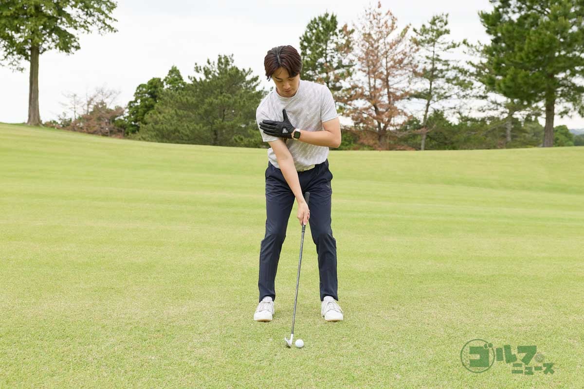 右手1本でヘッドをコントロールしながらボールを打つ。ヘッドが右手を追い越さないように、おへそとグリップエンドが常に向き合った状態を維持して体をしっかり回すのがポイント　写真:西村恵