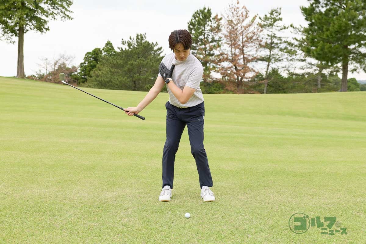 右手1本でヘッドをコントロールしながらボールを打つ。ヘッドが右手を追い越さないように、おへそとグリップエンドが常に向き合った状態を維持して体をしっかり回すのがポイント　写真:西村恵