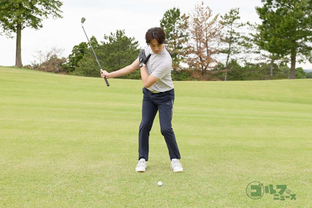 右手1本でヘッドをコントロールしながらボールを打つ。ヘッドが右手を追い越さないように、おへそとグリップエンドが常に向き合った状態を維持して体をしっかり回すのがポイント　写真:西村恵