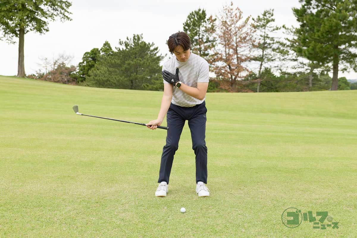右手1本でヘッドをコントロールしながらボールを打つ。ヘッドが右手を追い越さないように、おへそとグリップエンドが常に向き合った状態を維持して体をしっかり回すのがポイント　写真:西村恵