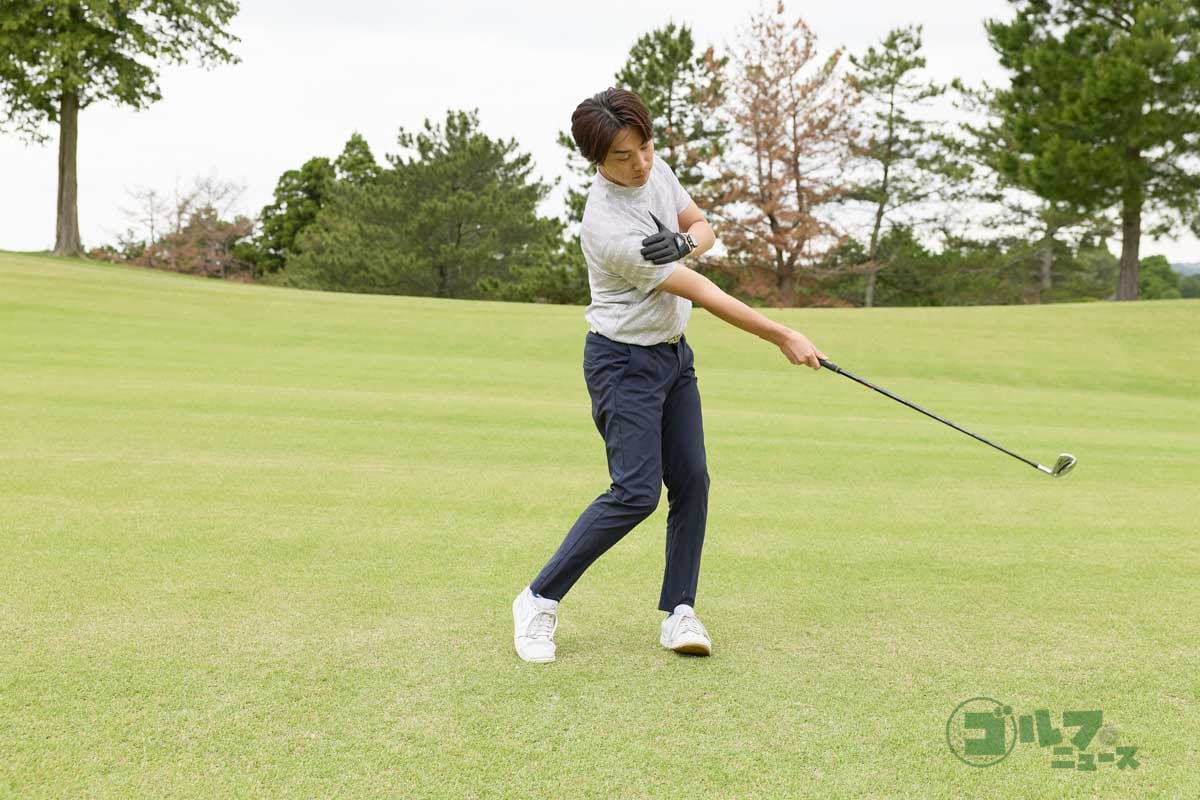 右手1本でヘッドをコントロールしながらボールを打つ。ヘッドが右手を追い越さないように、おへそとグリップエンドが常に向き合った状態を維持して体をしっかり回すのがポイント　写真:西村恵