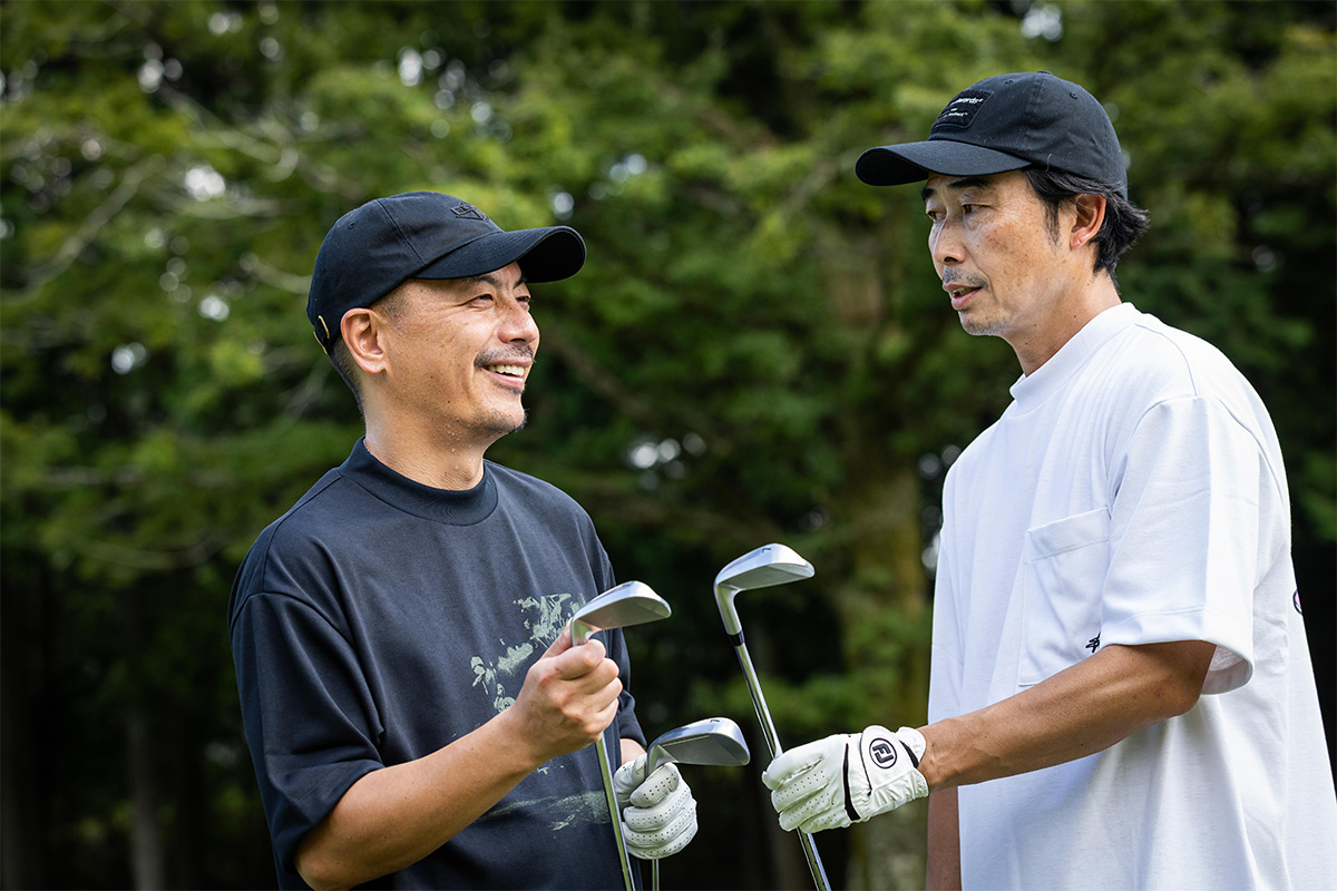 写真右が中川和典さん。3モデルをそれぞれ試打して、打感と抜けの良さを2人は絶賛[写真：角田慎太郎]