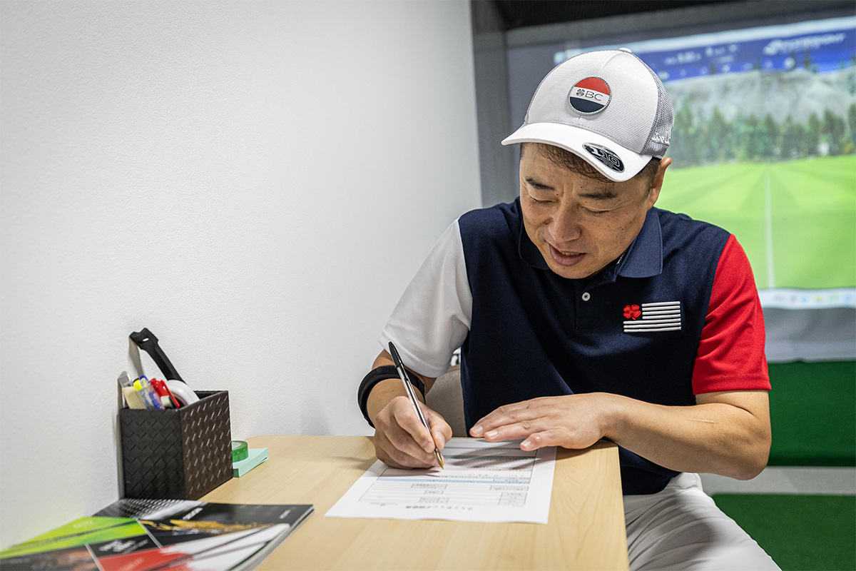 問診票に現在のゴルフの悩みやこれまでのシャフト遍歴などを記入[写真：角田慎太郎]
