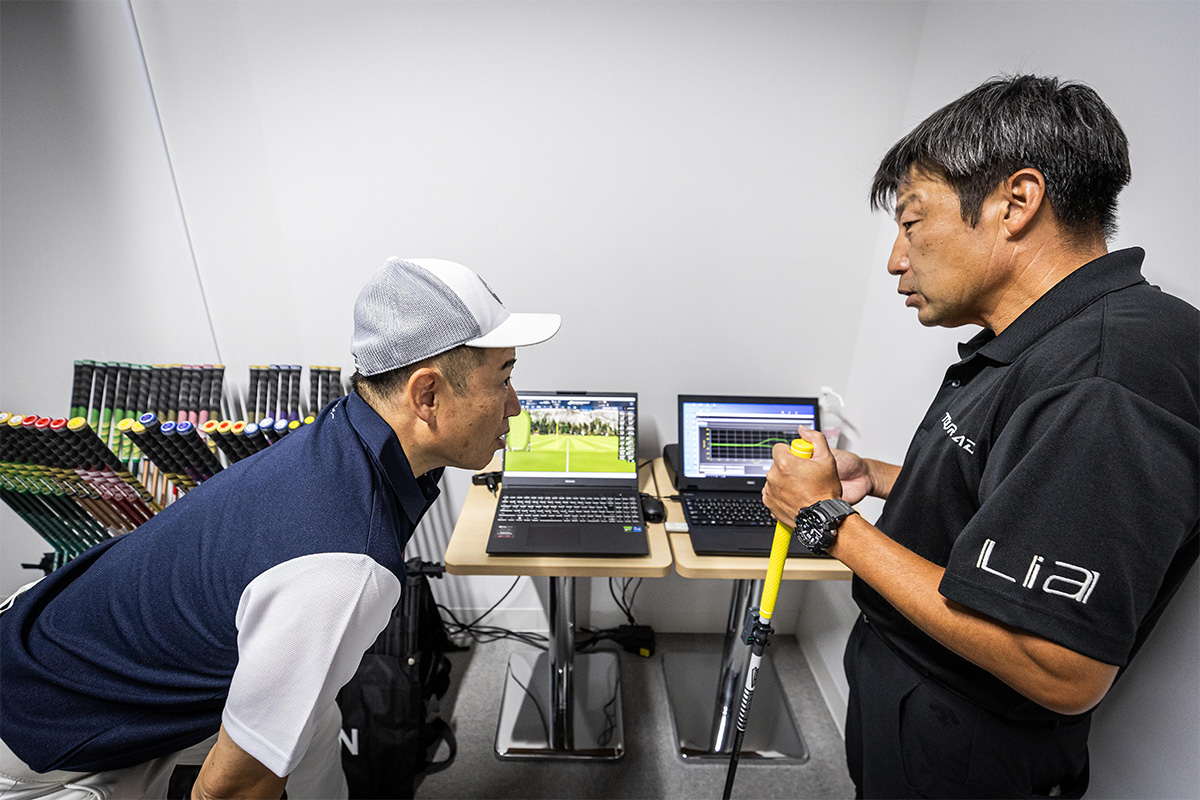 真剣な表情で坂さんの話を聞くゆうぞうさん[写真：角田慎太郎]