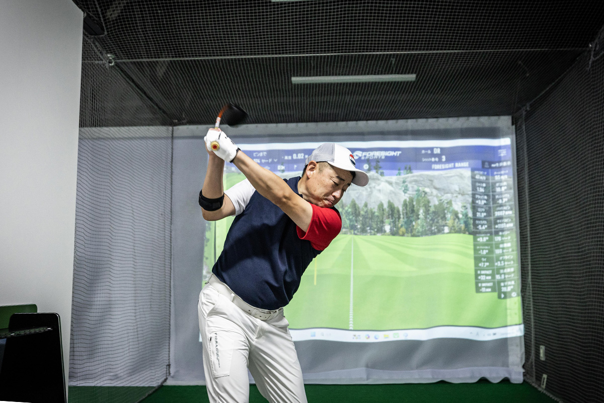 「TOUR AD DI」を試打するゆうぞうさん[写真：角田慎太郎]