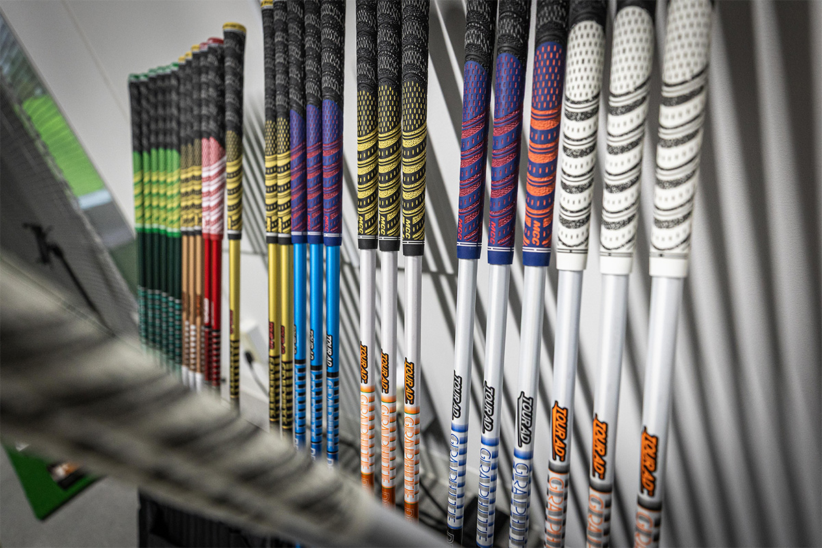 「GRAPHITE DESIGN FITTING BASE」に置いてあるシャフトの一部[写真：角田慎太郎]