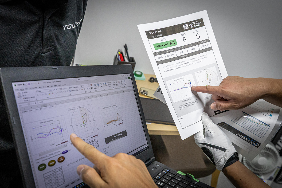 最後にデータで詳しく今回のフィッティング結果を説明してくれる[写真：角田慎太郎]